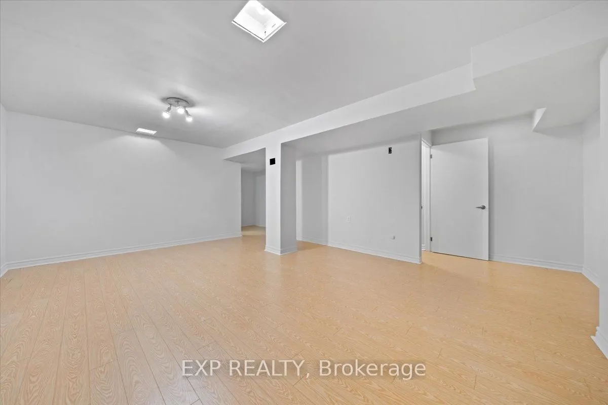 18 Ivylea Street, ON K2G 4X5