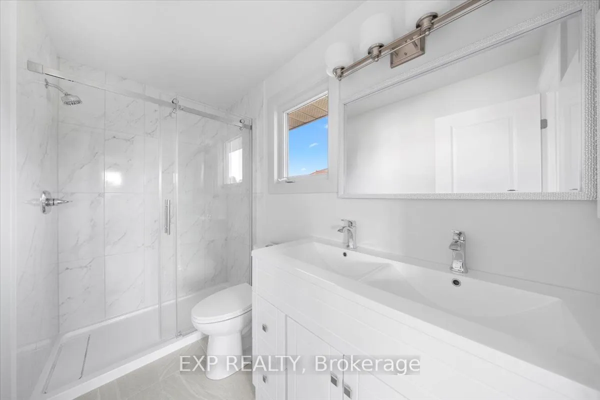 18 Ivylea Street, ON K2G 4X5