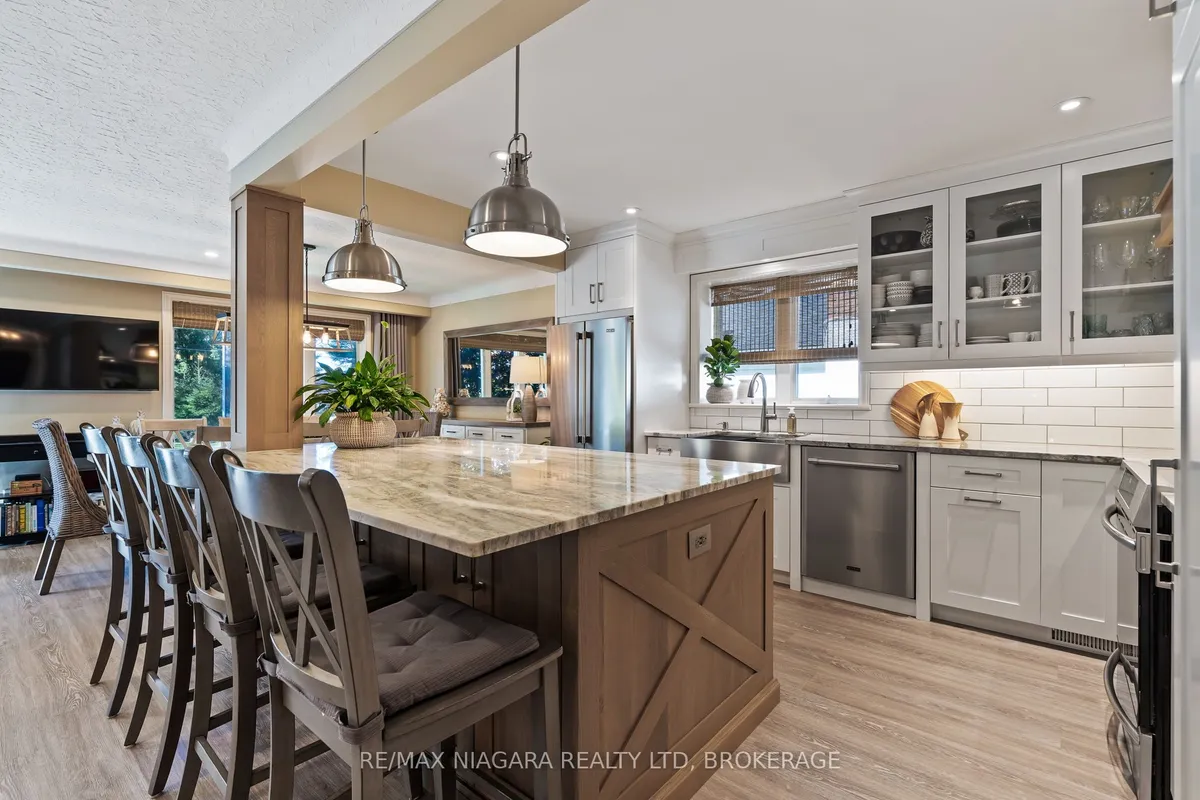 39 Rosemount Avenue, ON L3K 5P8