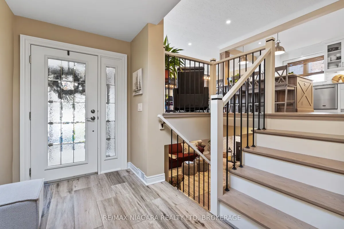 39 Rosemount Avenue, ON L3K 5P8