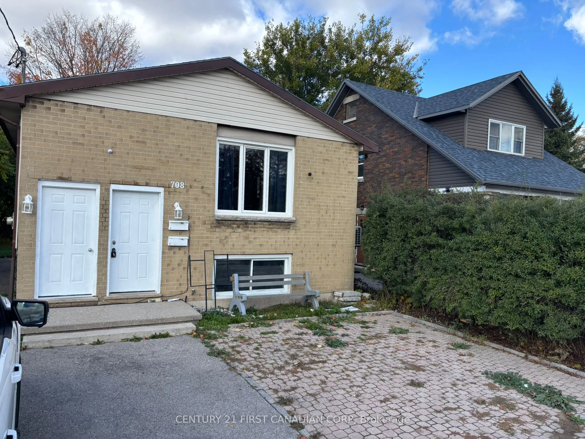 708 Oxford Street, ON N5Y 3J6