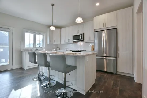 163 Courtland Street, ON L9Y 5L7