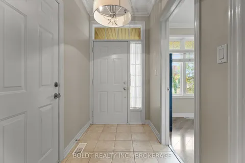 8 Willowlanding Court, ON L3C 7L7