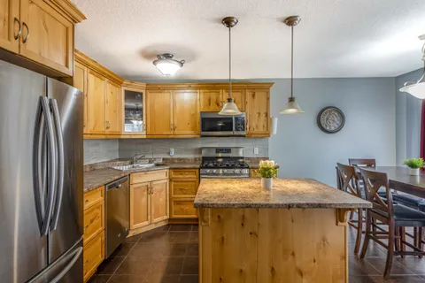 702 Frontenac Crescent, ON N4V 0B1