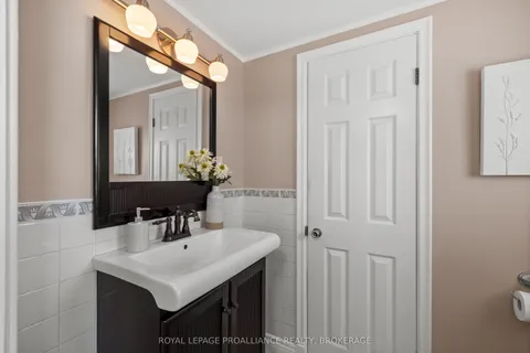 35 Manitou Crescent, ON K7N 1B1