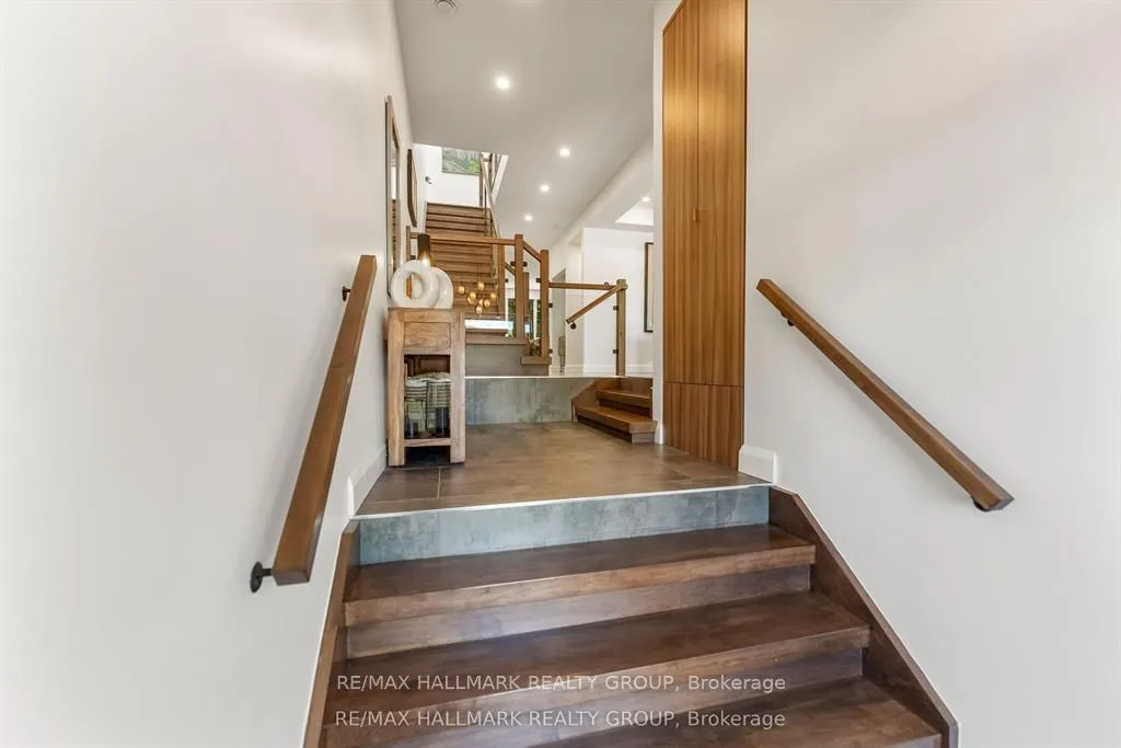 396 Roosevelt Avenue, ON K2A 1Z3