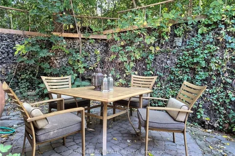 210 Charlton Avenue, ON L8N 1Z1