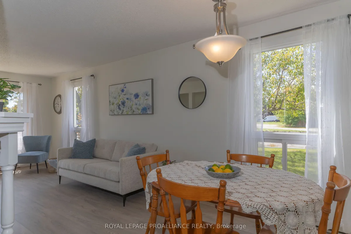 98 East Davis Street, ON K8V 6H4