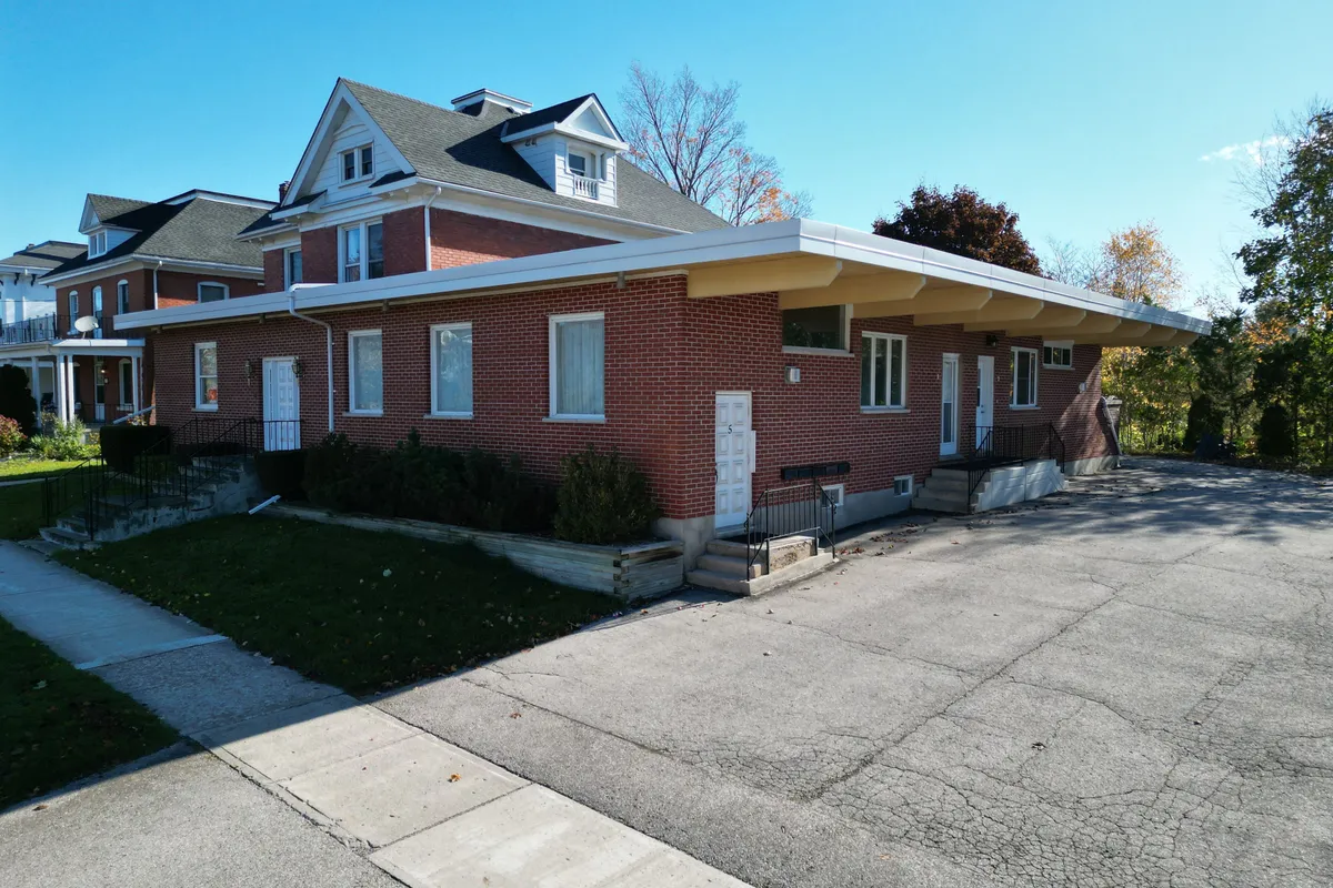 77 Montreal Street, ON N7A 2G5