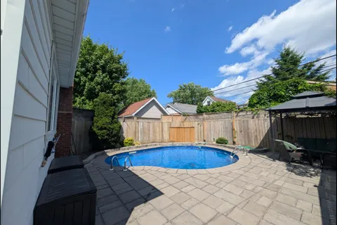 215 Wexford Avenue, ON L8K 2P1