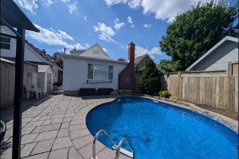 215 Wexford Avenue, ON L8K 2P1