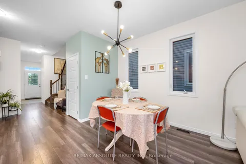 302 Haliburton Heights, ON K2S 1S3