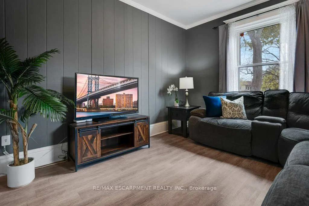 6 Glanville Avenue, ON N3S 2Y7