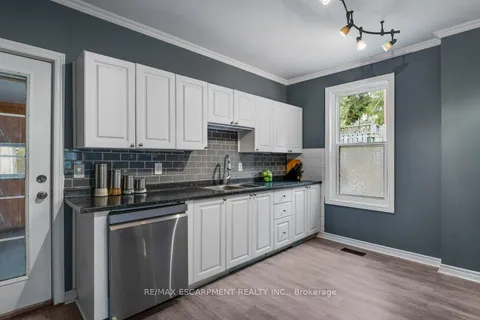 6 Glanville Avenue, ON N3S 2Y7