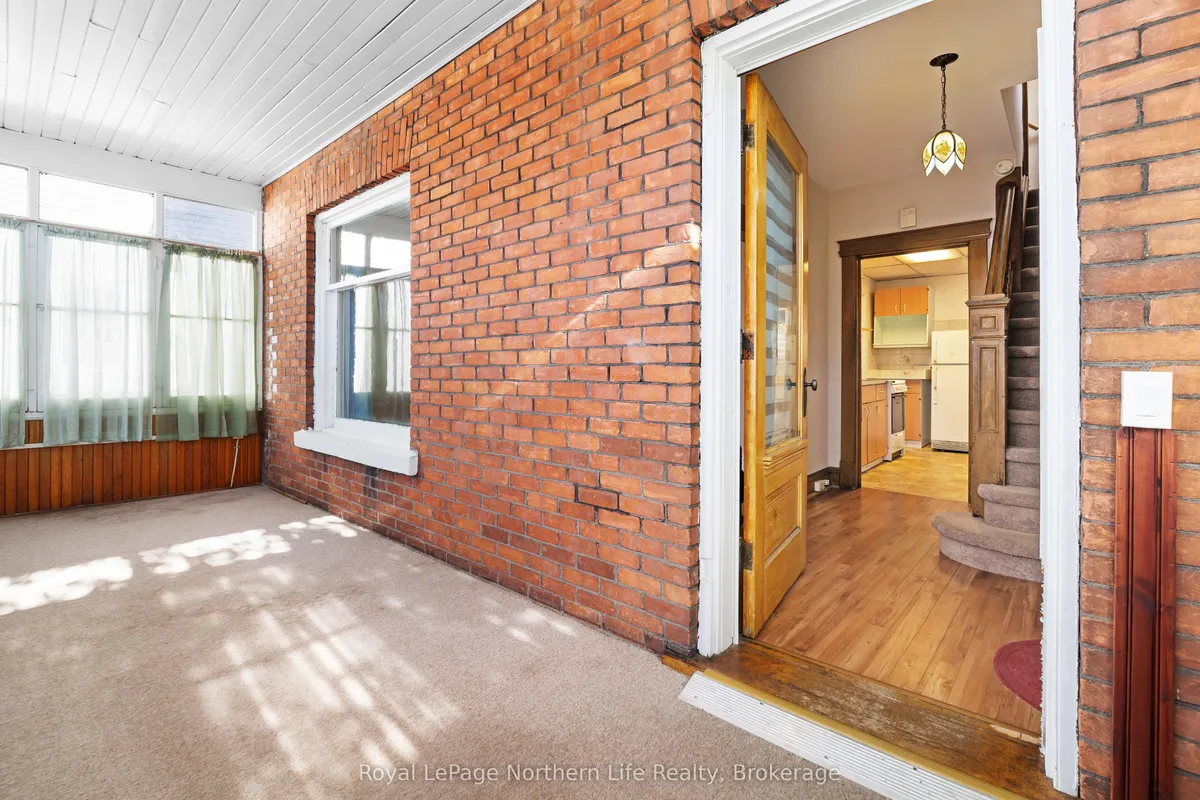 986 Main Street, ON P1B 2W1