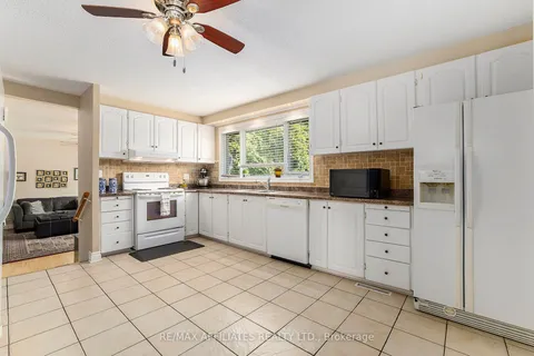 23 SIOUX Crescent, ON K2H 7E4