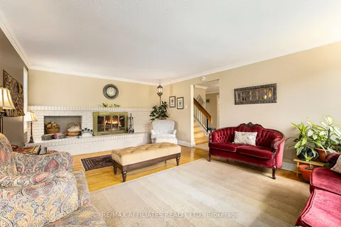 23 SIOUX Crescent, ON K2H 7E4