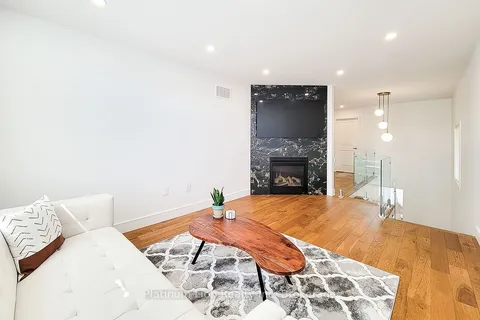 87 Mcknight Avenue, ON L8B 0T8