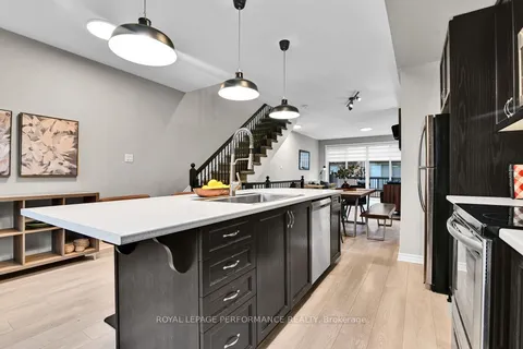 215 Makadewa Private, ON K1K 4Z9