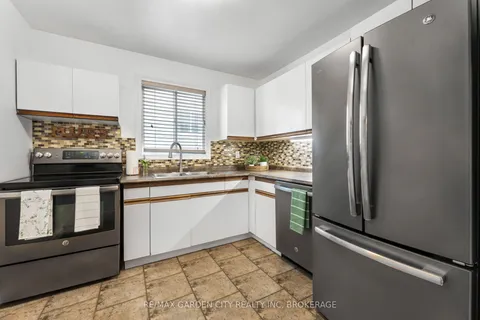 4534 Dufferin Avenue, ON L3J 0C5