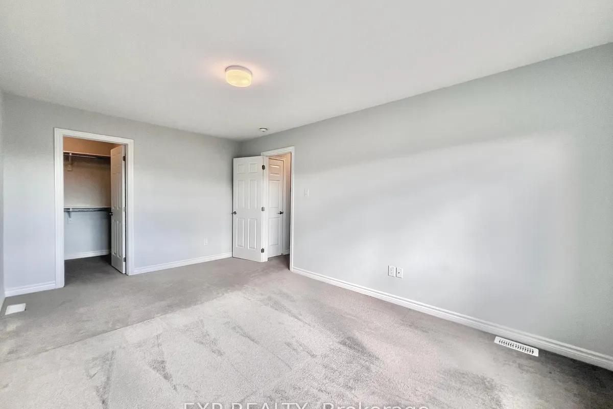 2076 Leinster Circle, ON K2S 2Z5