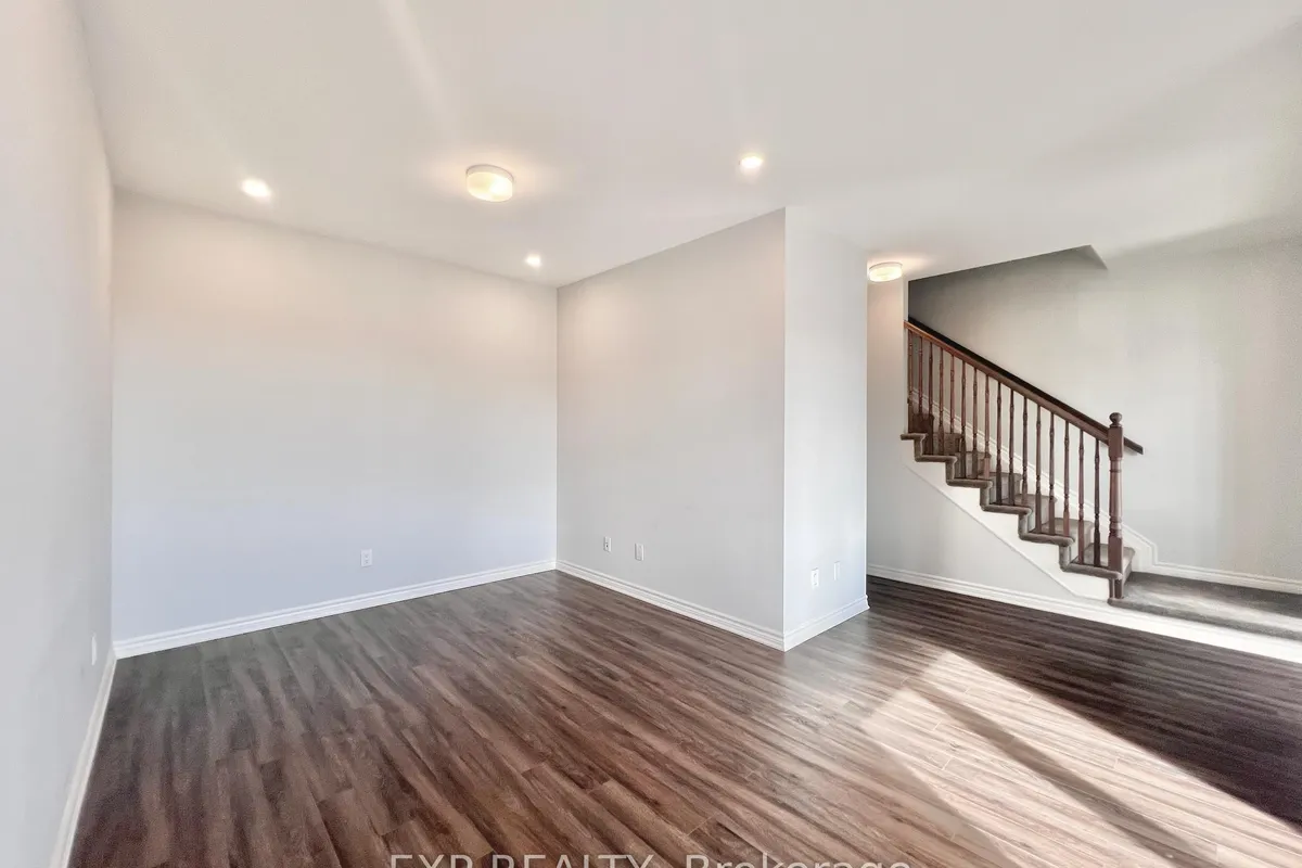 2076 Leinster Circle, ON K2S 2Z5