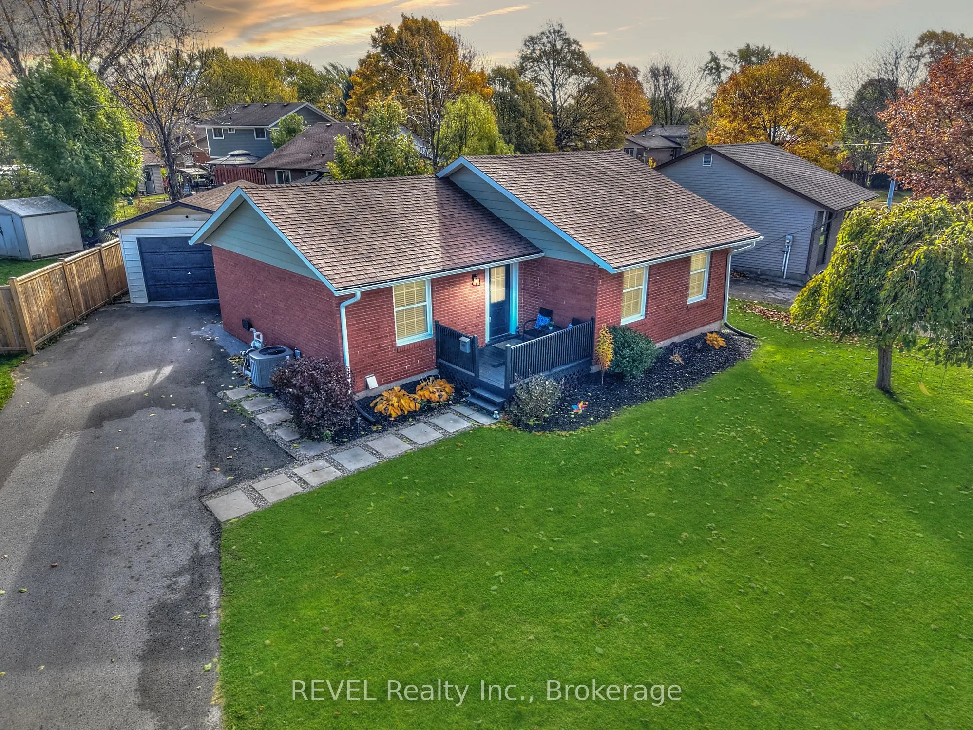 11 NEWLEAF Crescent, ON L3C 6B4