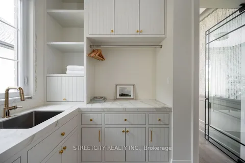 326 Manhattan Drive, ON N6K 4M7