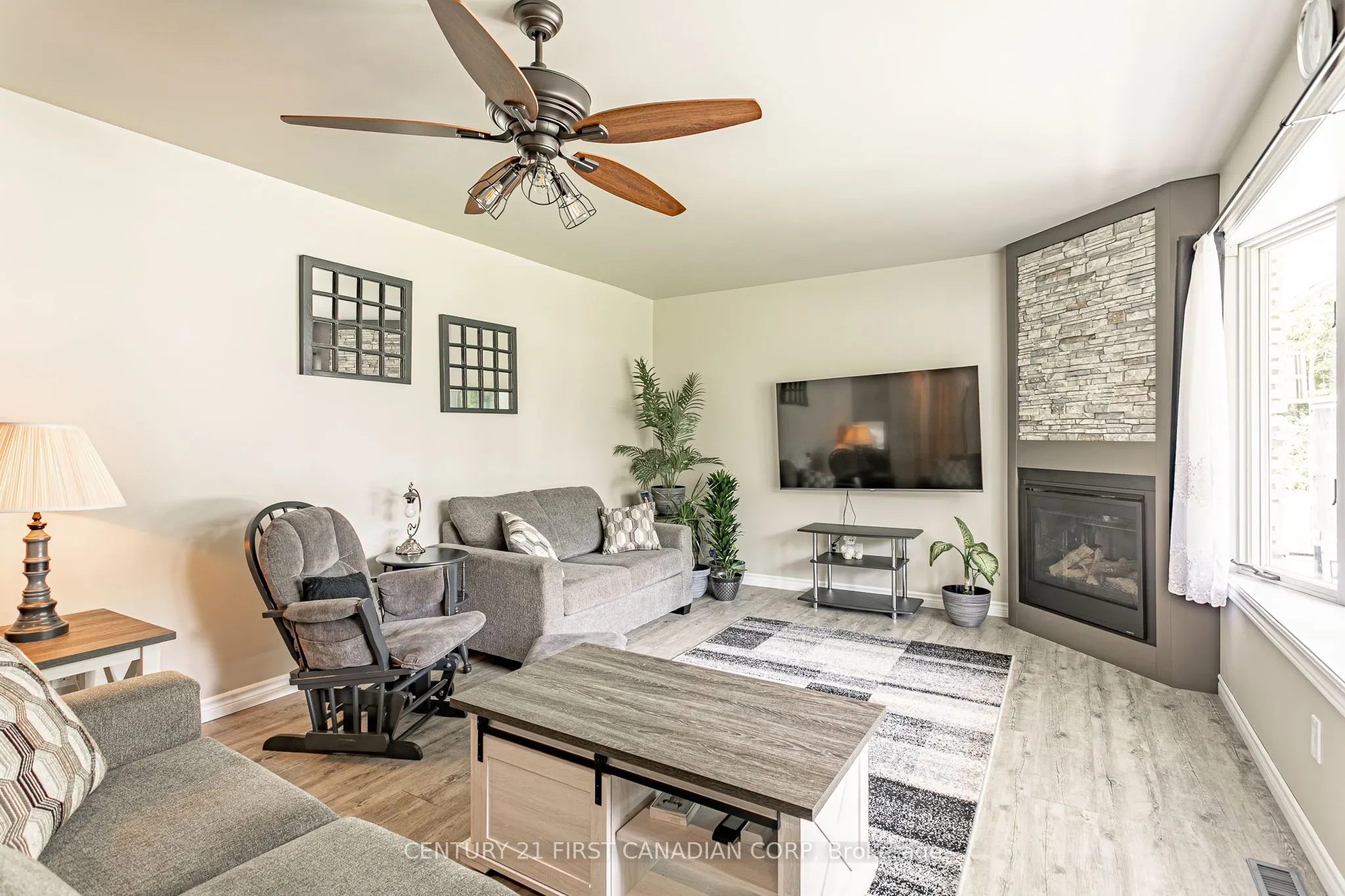 10211 Lakeview Avenue, Lambton Shores, ON N0M 1T0