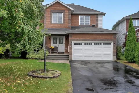 6 Cinnabar Way, ON K2S 1Y4