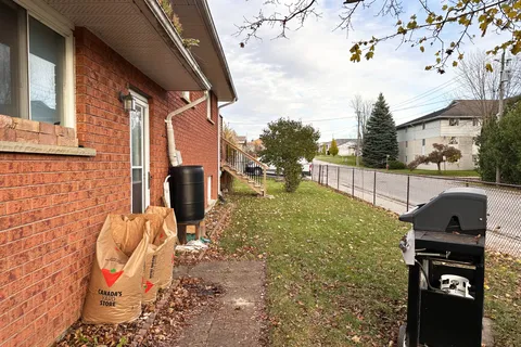 389 17th Avenue, ON N4N 3A2