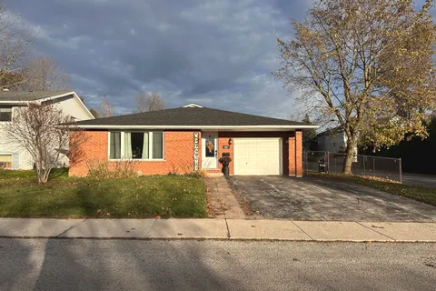 389 17th Avenue, ON N4N 3A2