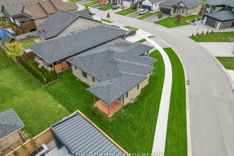 118 Willowbrook Drive, ON L3C 0G2