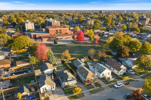 25 Dundee Street, ON N3R 4M2