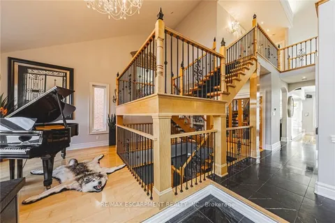 712 Highvalley Road, ON L9G 4E9