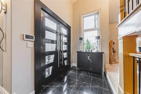 712 Highvalley Road, ON L9G 4E9