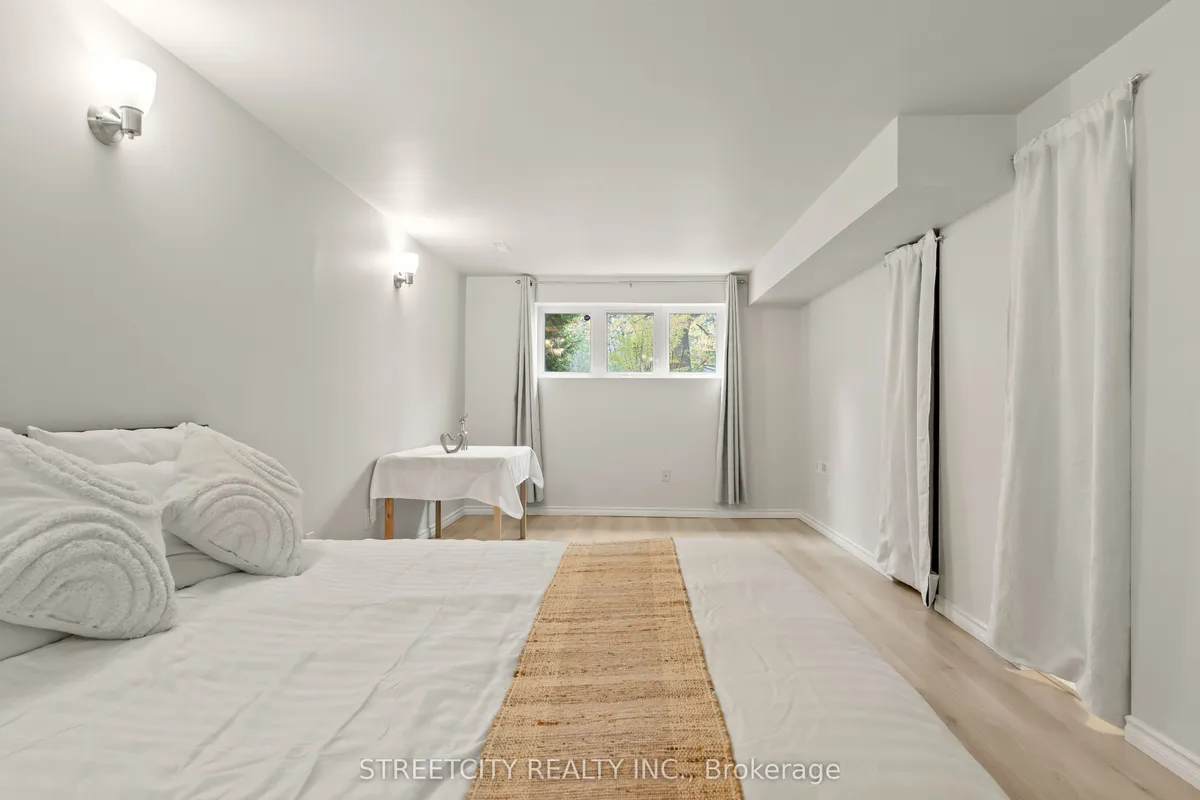 856 Thistledown Way, ON N6G 4Z8