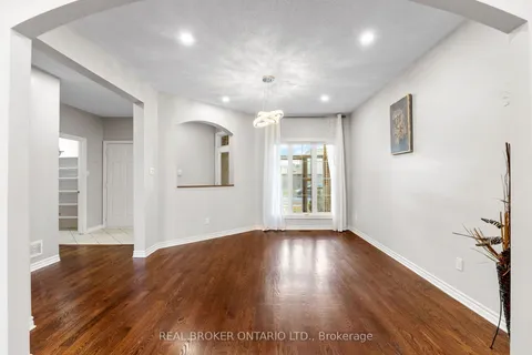 2014 Jasper Avenue, ON K1V 1Z5