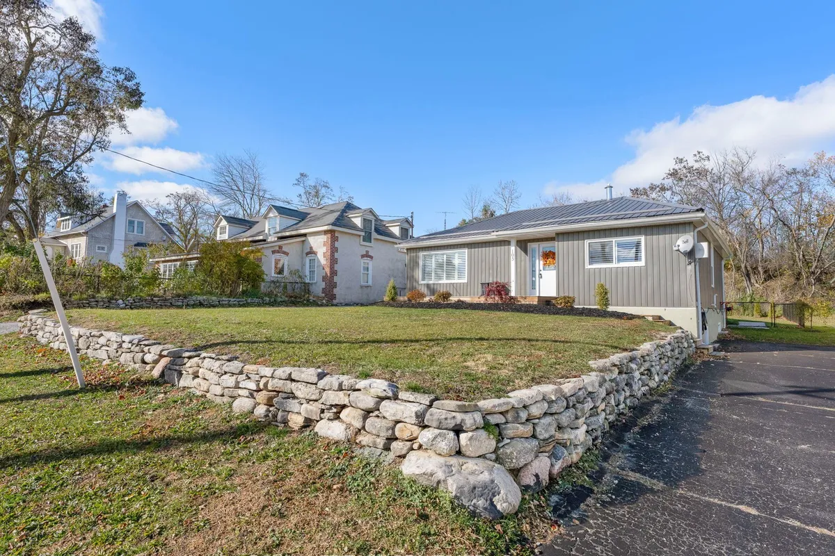 105 Front Street, ON K0L 1Y0