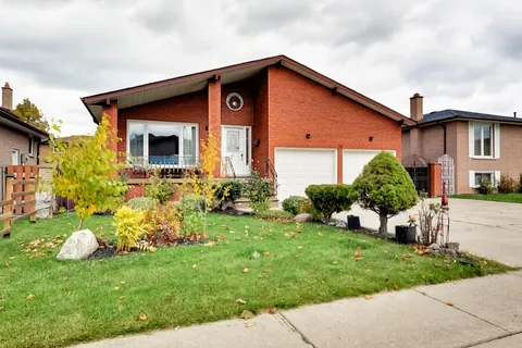 18 Pavarotti Court, ON L8G 4P8