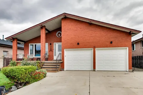 18 Pavarotti Court, ON L8G 4P8