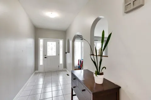 18 Pavarotti Court, ON L8G 4P8