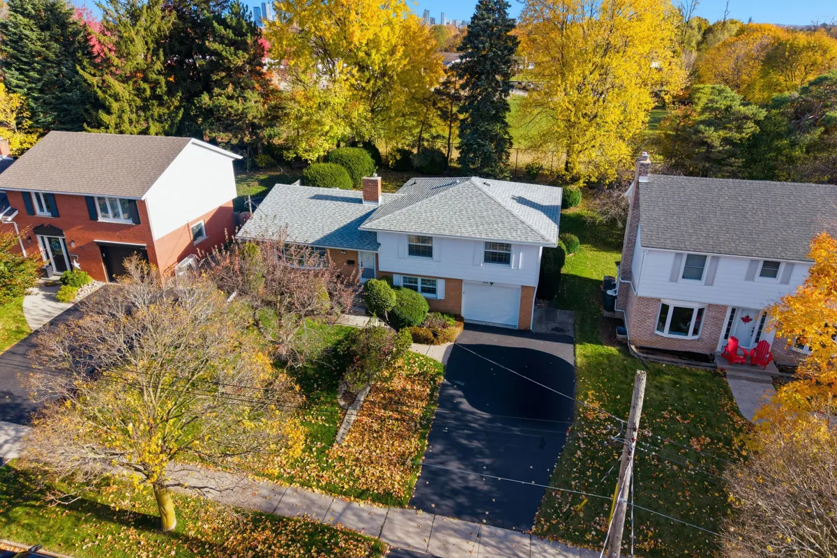 30 Thornridge Crescent, ON N2M 4W1