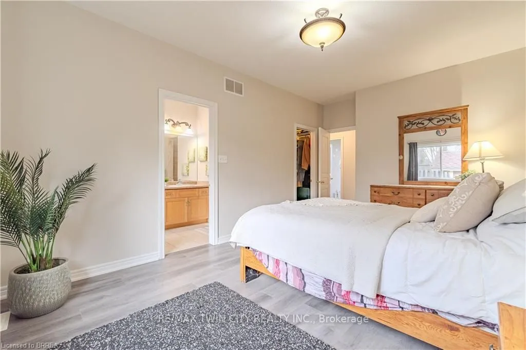 11 Irongate Drive, ON N3L 4G4