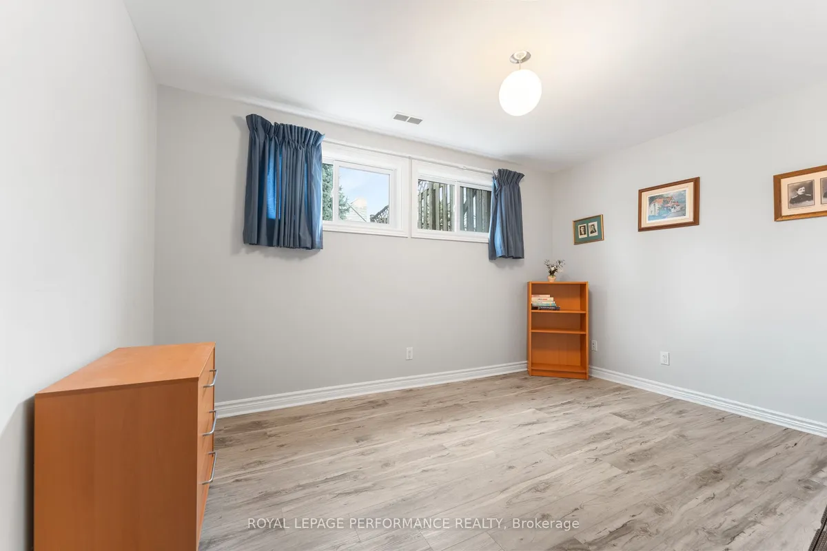 530 Rowanwood Avenue, ON K2A 3E1