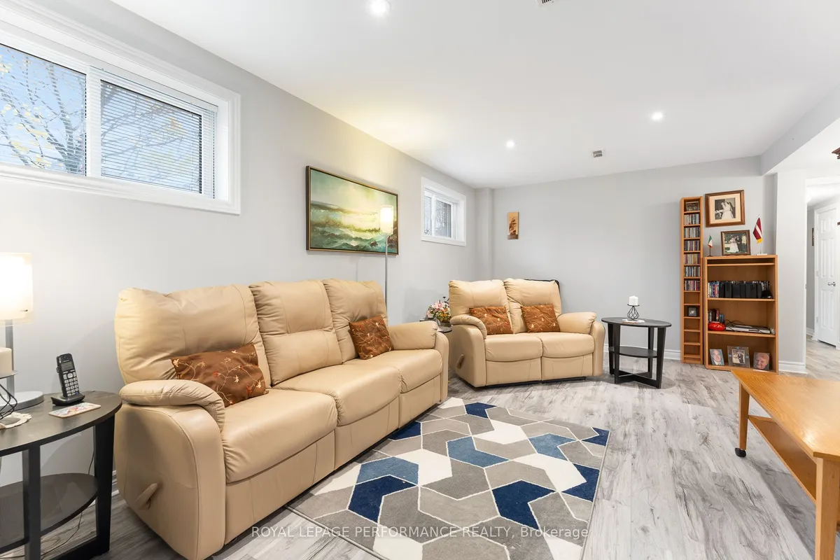 530 Rowanwood Avenue, ON K2A 3E1