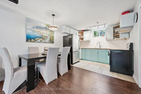 18 Pearwood Court, ON N2P 2L1