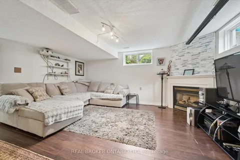 18 Pearwood Court, ON N2P 2L1