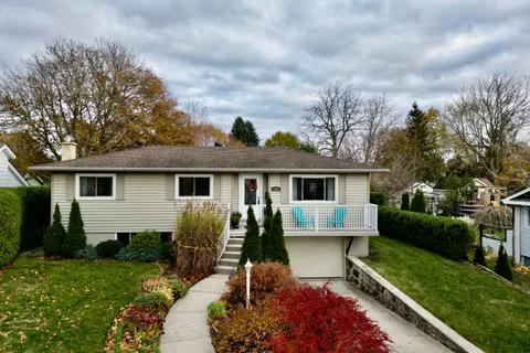 423 Adelaide Street, ON N2Z 2W6