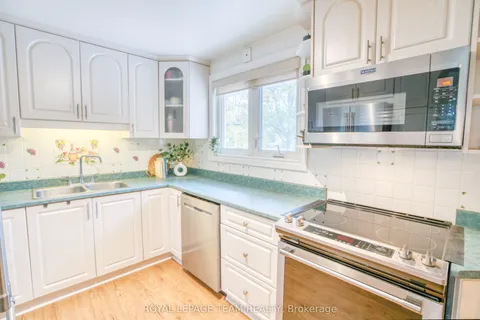 12 Oakview Avenue, ON K2G 3A1